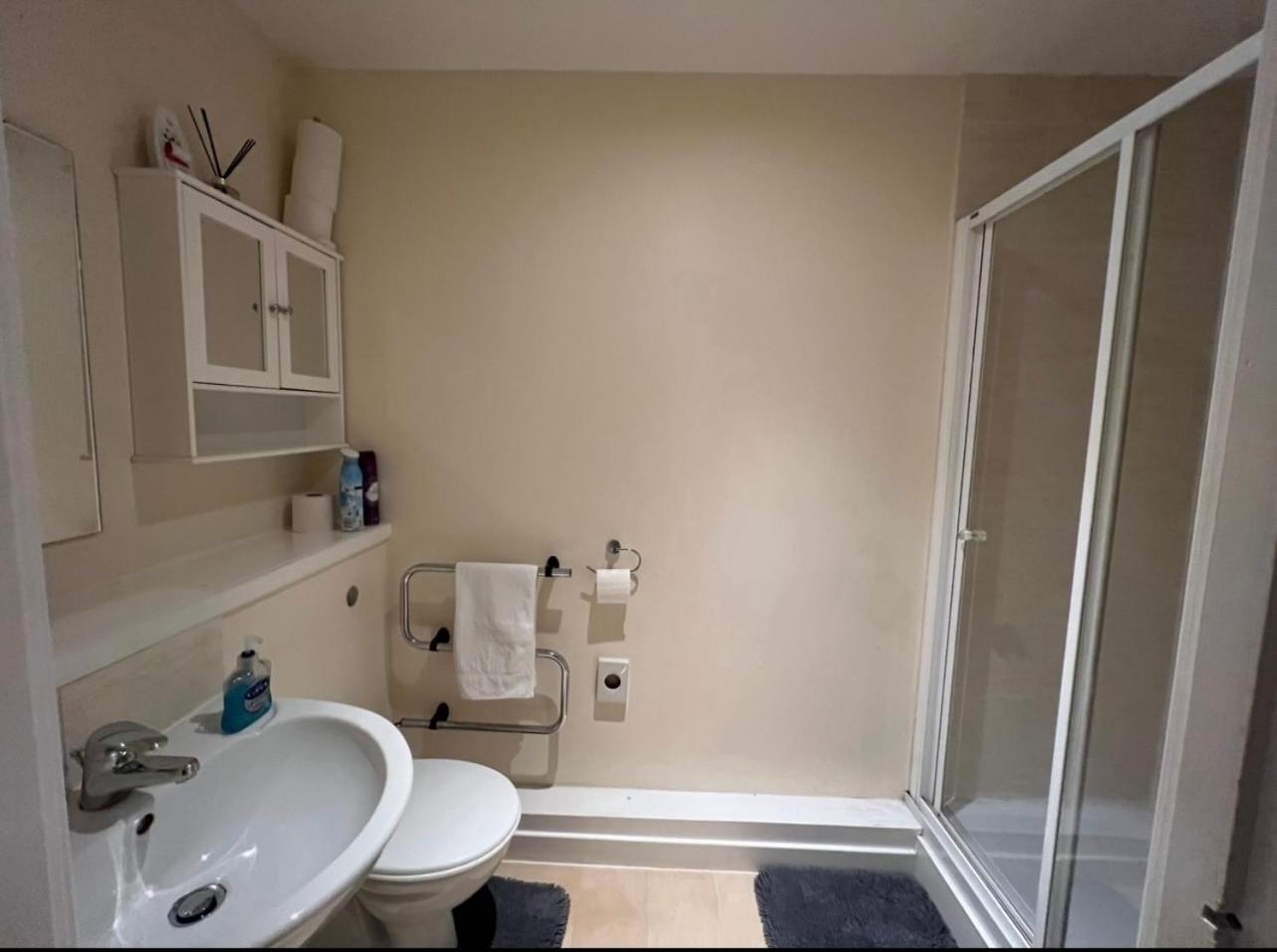 Two Bedrooms Well Equipped Flat-no Party Bed & Breakfast *